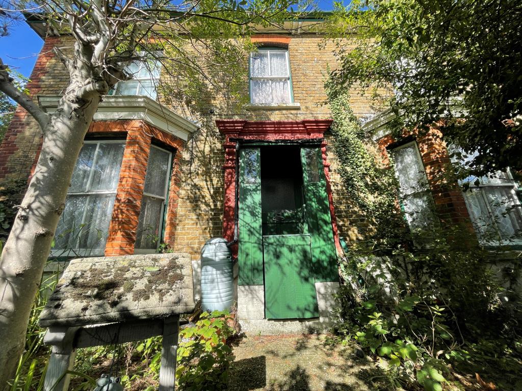Lot: 40 - DETACHED HOUSE FOR COMPLETE REFURBISHMENT ON LARGE PLOT -